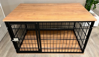 Interiérová klec pro psa – kombinace kovu a dřeva