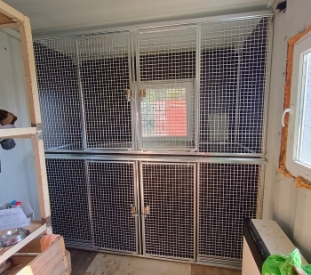 Vestavěný pozinkovaný box pro veterinární nebo karanténní účely.